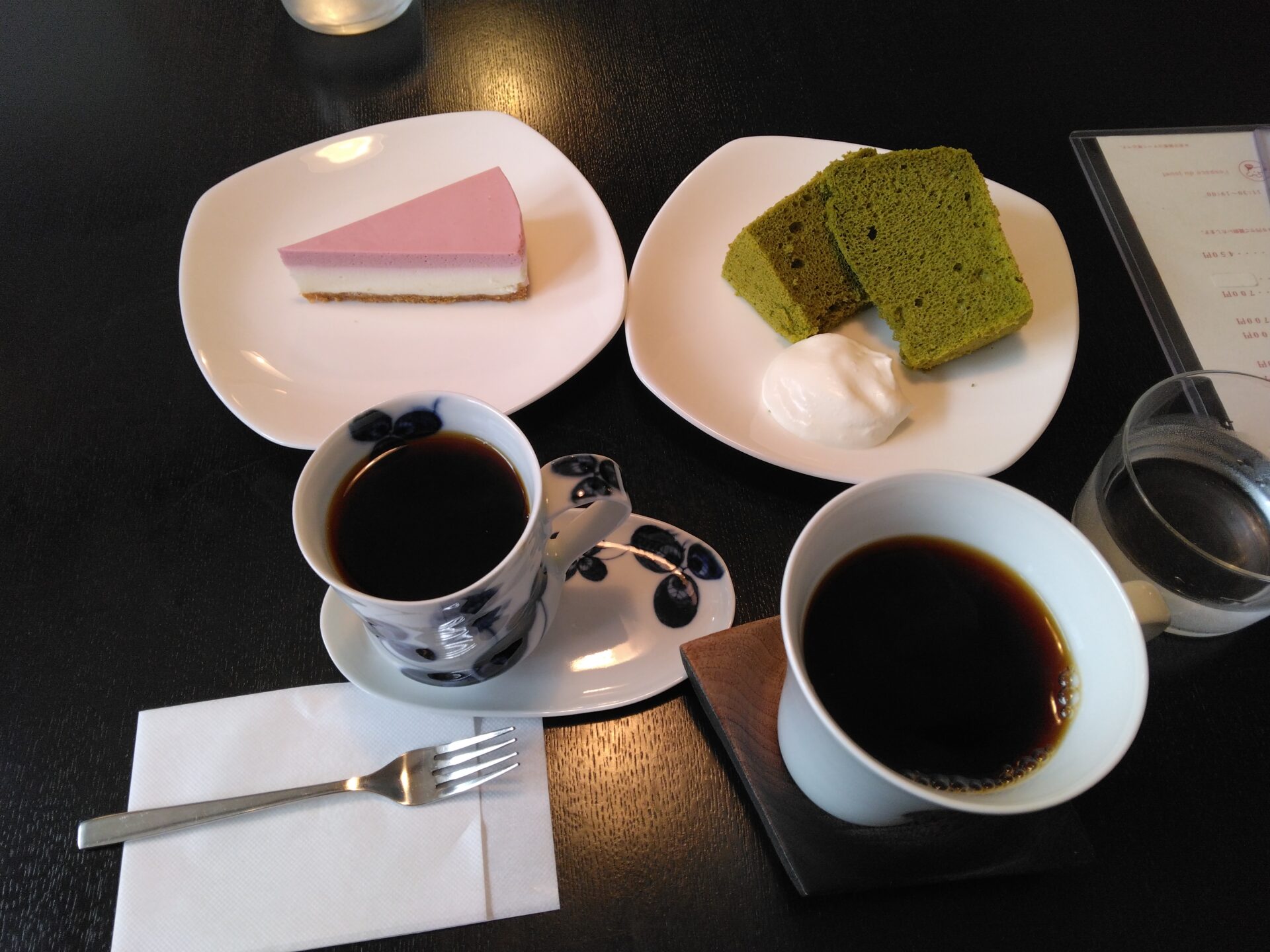 パパゲ珈琲店 いわいさんで美味しい讃岐うどんの後はパパゲ珈琲店さんで美味しいコーヒーとケーキをいただきます。ミニチュアの電車が楽しませてくれて、くつろげる素敵な空間です。