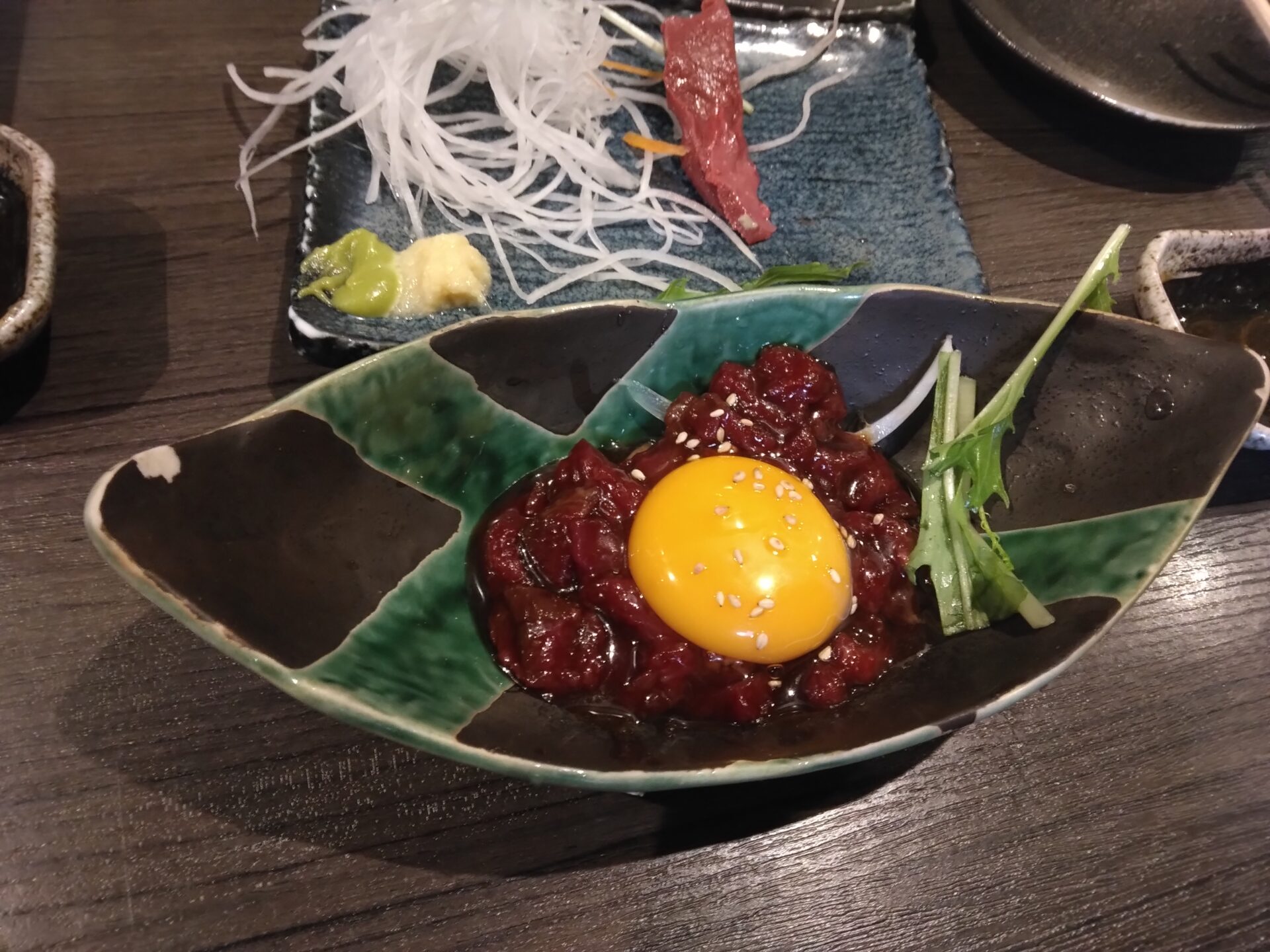 馬ござる 十条商店街の美味しい馬刺しがお手軽にいただけるお店です。たまたま並んで予約なしで入れました。