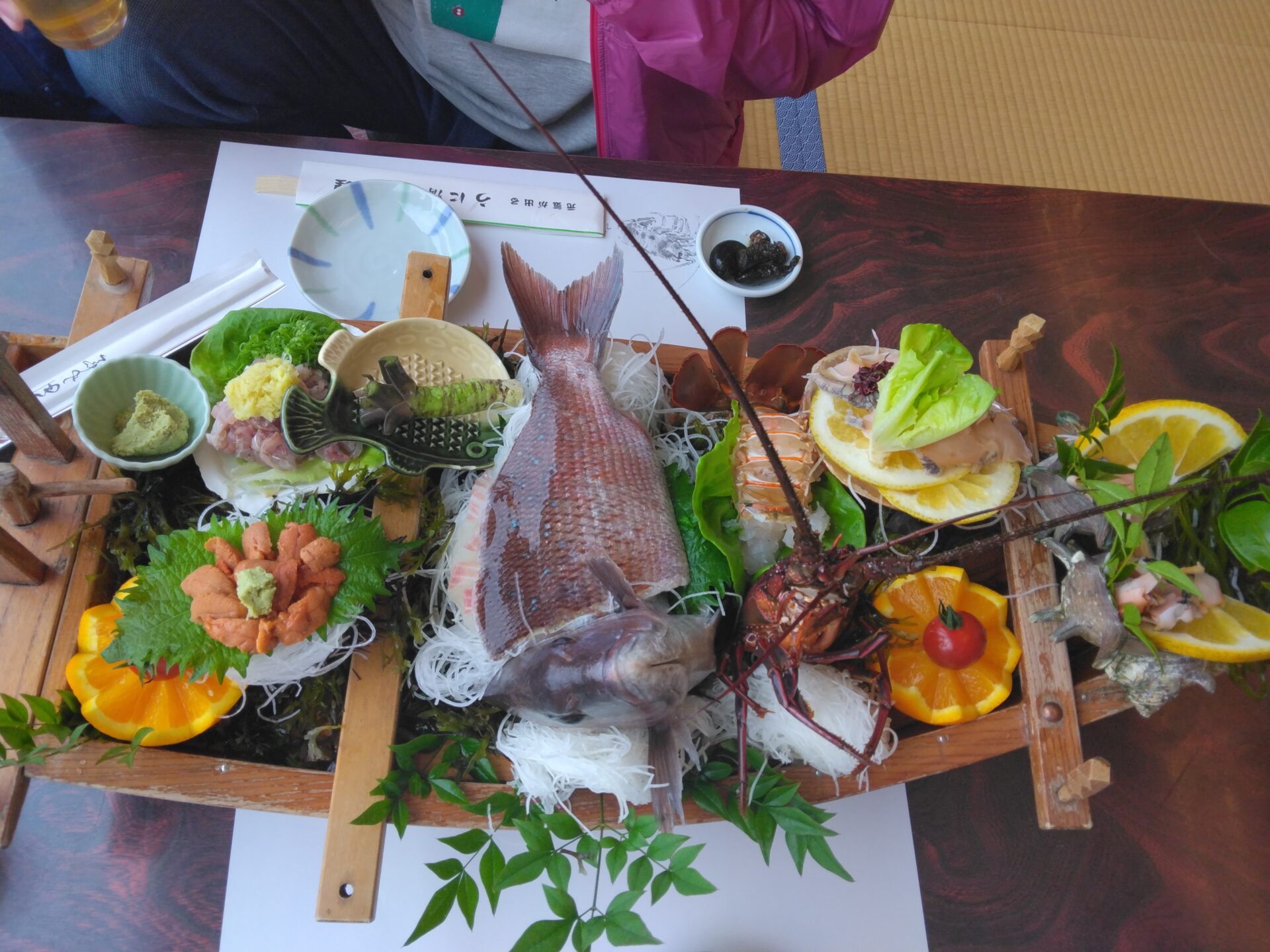 うに清 真鶴一泊旅行のその1です。磯の味とあるぐらいで船盛で有名です。豪華な船盛で真鶴一泊旅行がスタートします。