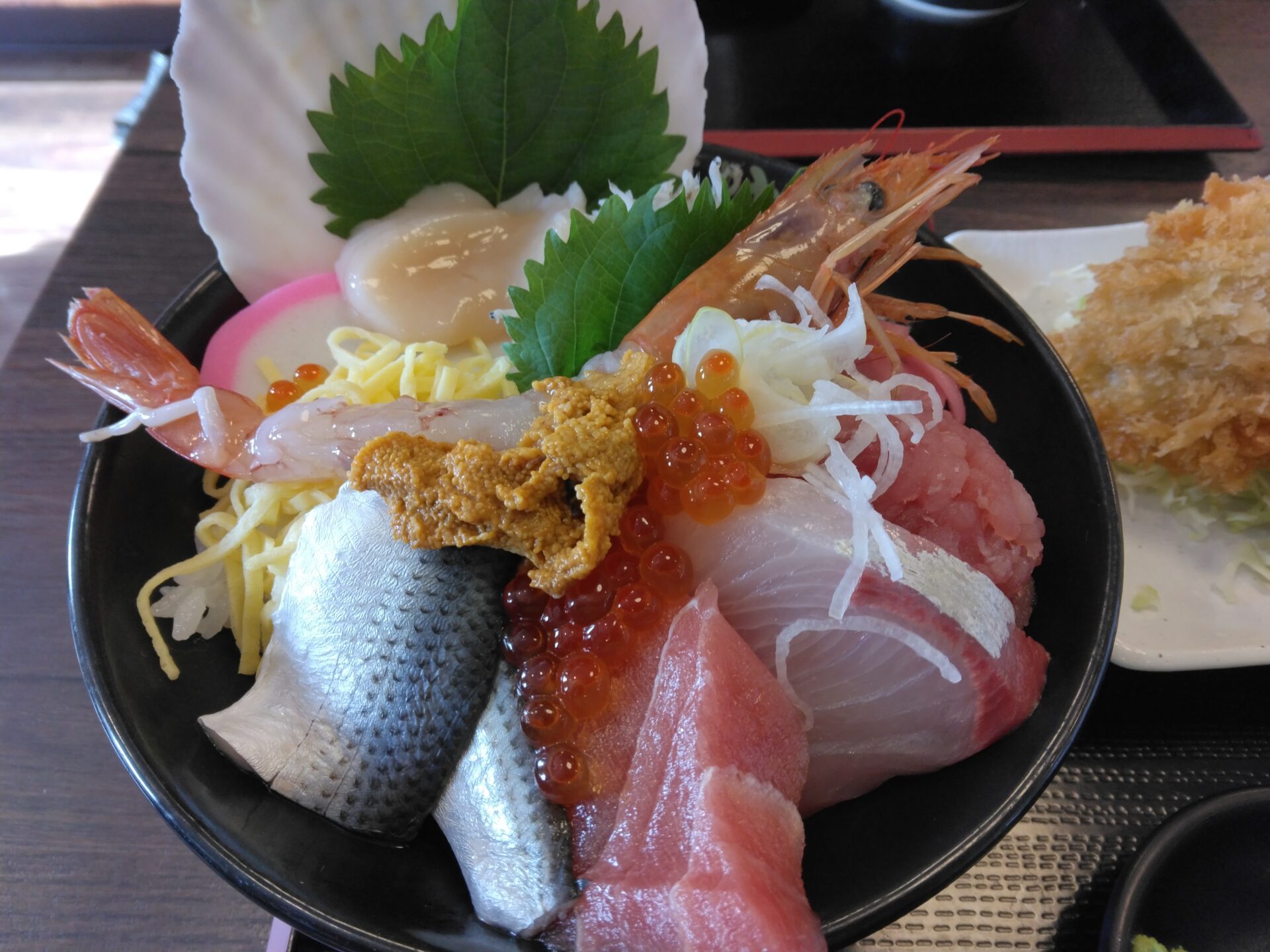 大宮市場　高橋の海鮮丼とアジフライを食べてきました。
