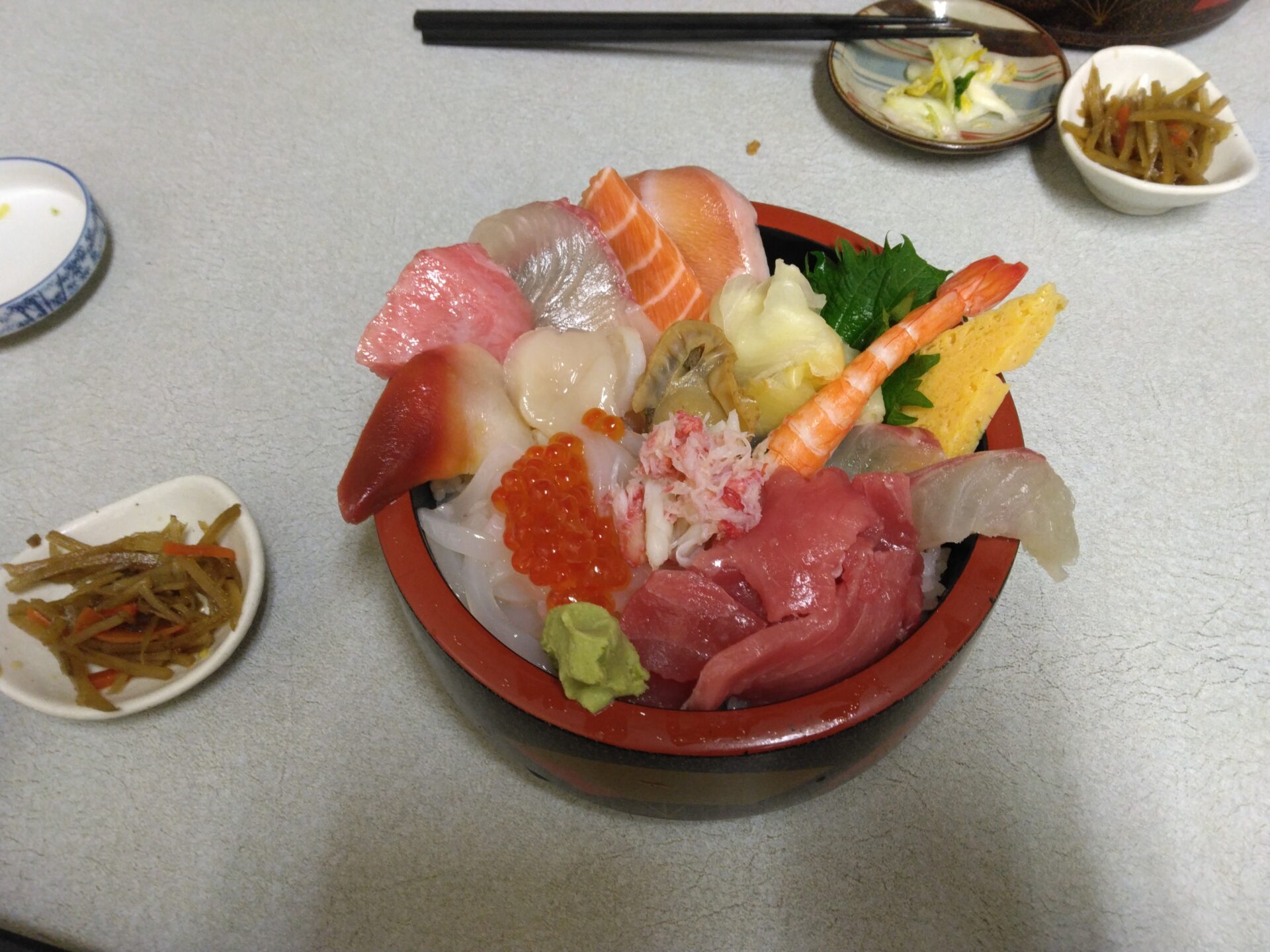 船橋市場　大乃屋さんで美味しいカキフライと海鮮丼を食べてきました。たまたま大きい岩ガキが有ったので購入して夕ご飯で頂きました。