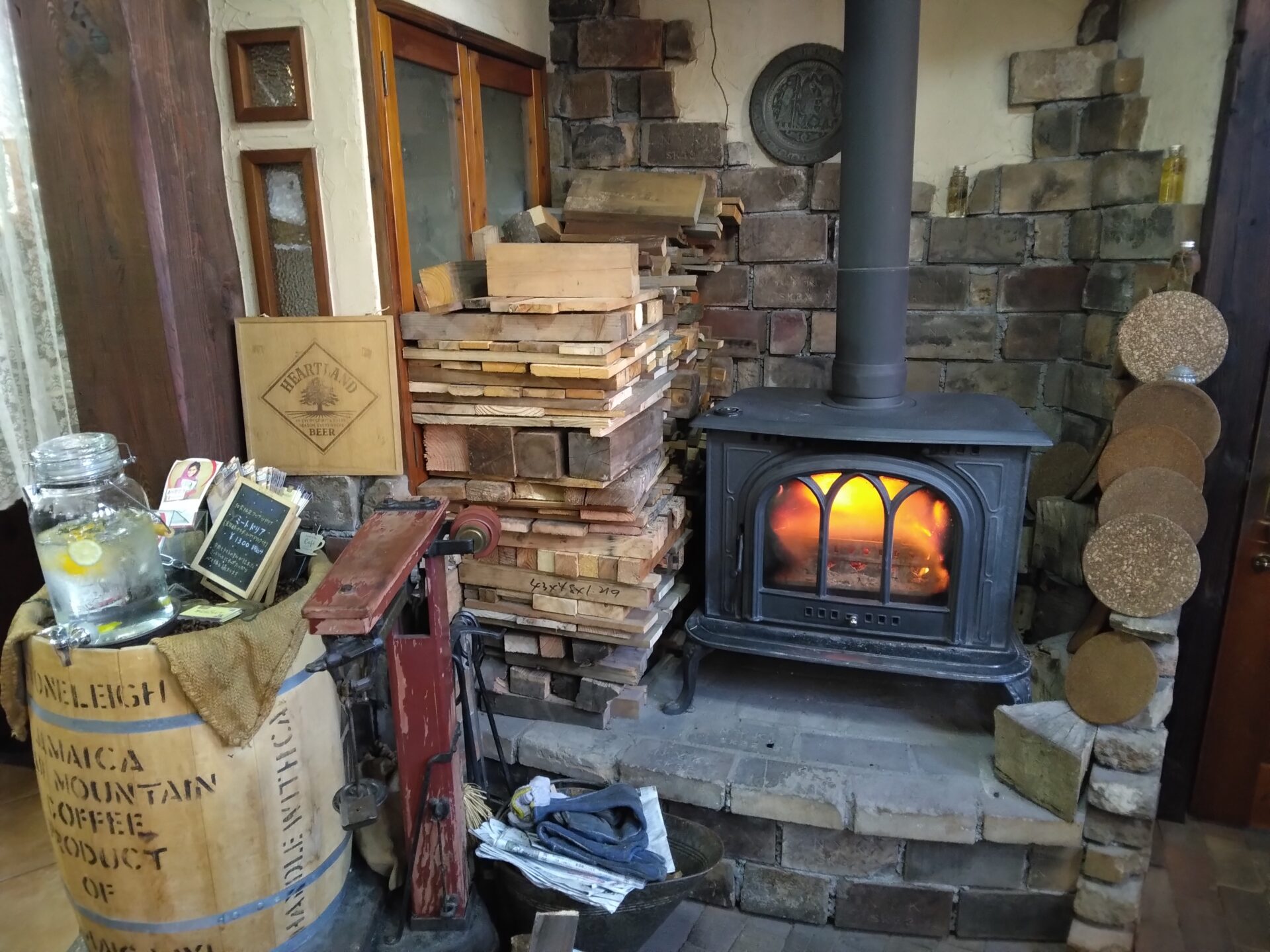 カフェ・ビスケット 暖炉がある素敵なお洒落カフェです。埼玉県は日高市の高麗川駅から歩いて1分で行けます。