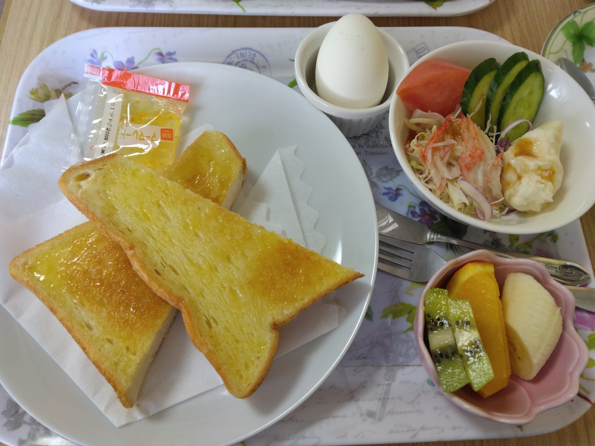 四角いシュークリームで有名なシュウシホン森さんです。コーヒーショップ森の看板もあります、今回はモーニングも頂きました。