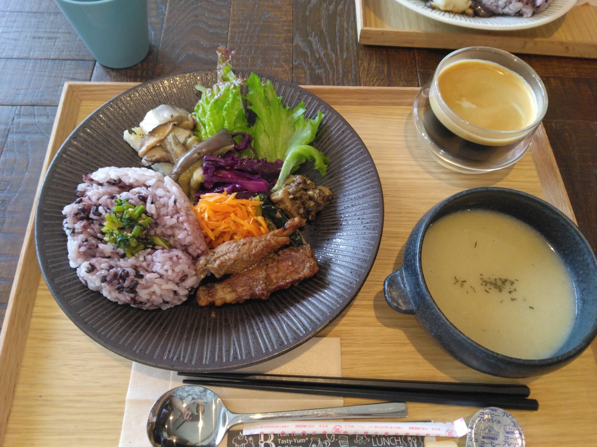 隠れ家カフェ。看板もないマンションの防災センターにカフェ利用と伝えると入口のエントランスを開けてもらえ、入れる。発酵キッチン　ミネ