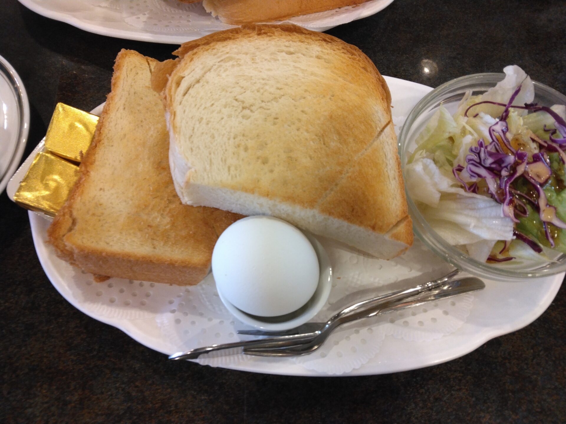 伯爵 池袋北口店 でモーニングを食べてからお出かけです。私らは池袋乗り換えの場合は池袋の喫茶店でモーニングを食べてから電車に乗って移動します。