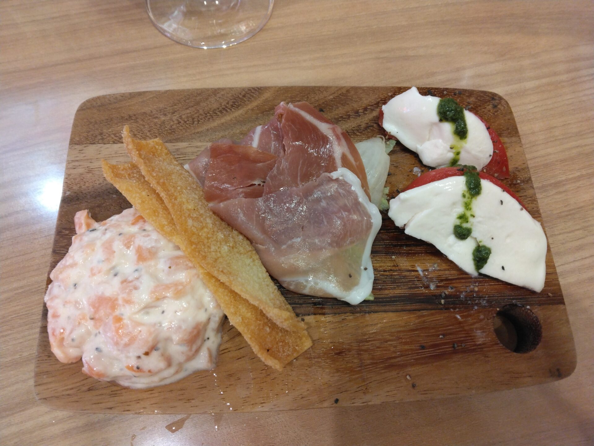 イタリアンダイニングDONA　ビーンズ赤羽店でランチです。お得で美味しいワインセットからスタートします。