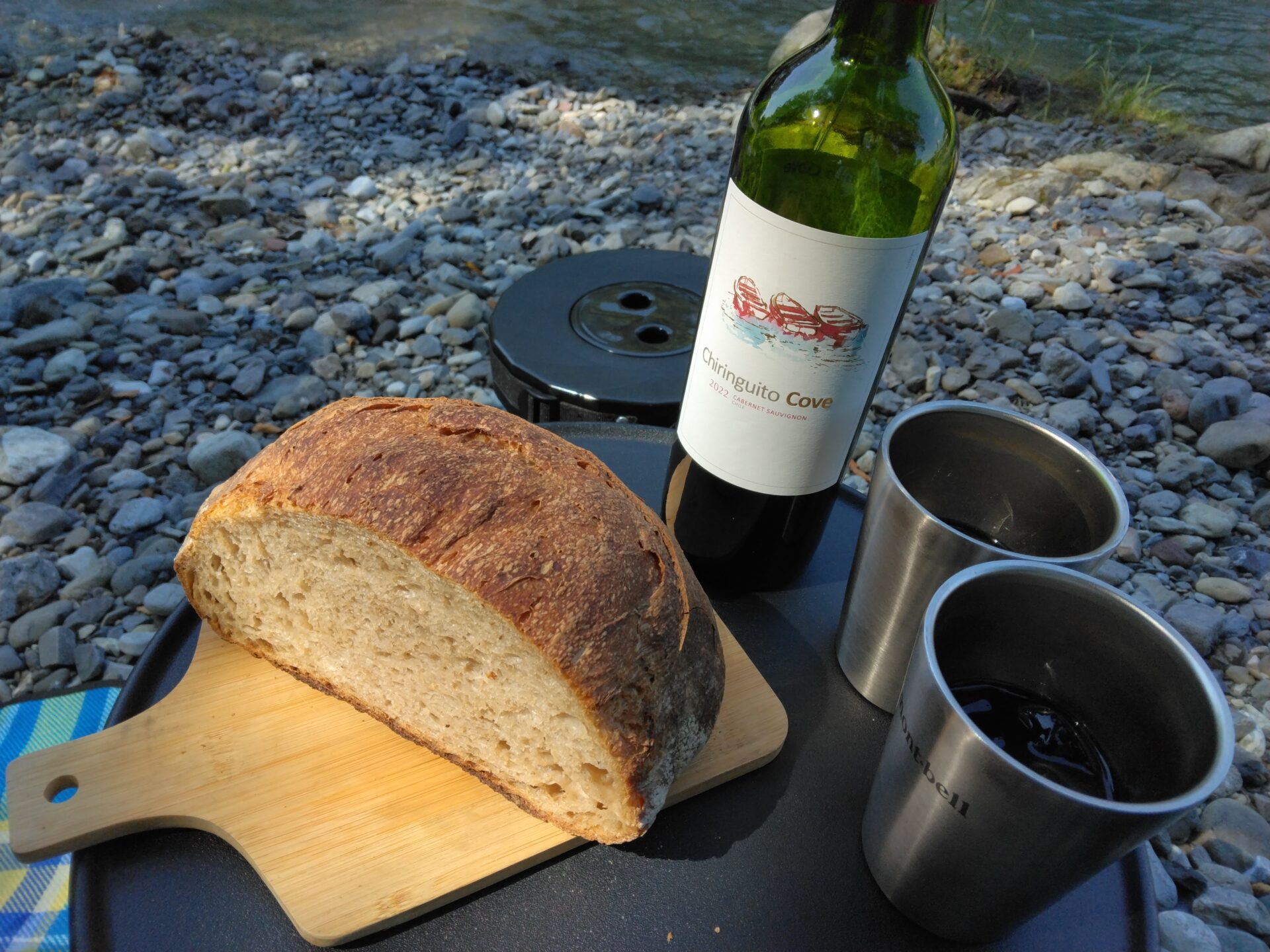 武蔵五日市 パン屋 薪窯で焼いたとっても美味しいパンが買えるコンパン(Compain)。予約して買って秋川の川辺で美味しく食べてきました。