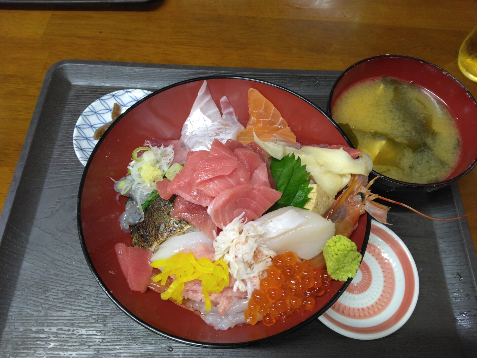 船橋市場 海鮮丼 朝から船橋市場で海鮮デートです。船橋市場で買い物をして夜ご飯に贅沢海鮮丼の完成です。