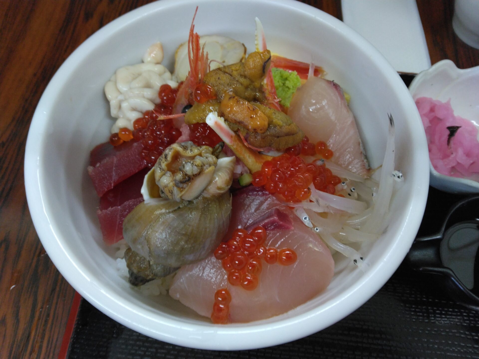 足立市場　買い物　とくだ屋さんで海鮮丼で朝ごはんです。食後のコーヒーはAntonさんで頂きます。久しぶりの足立市場で買い物です。