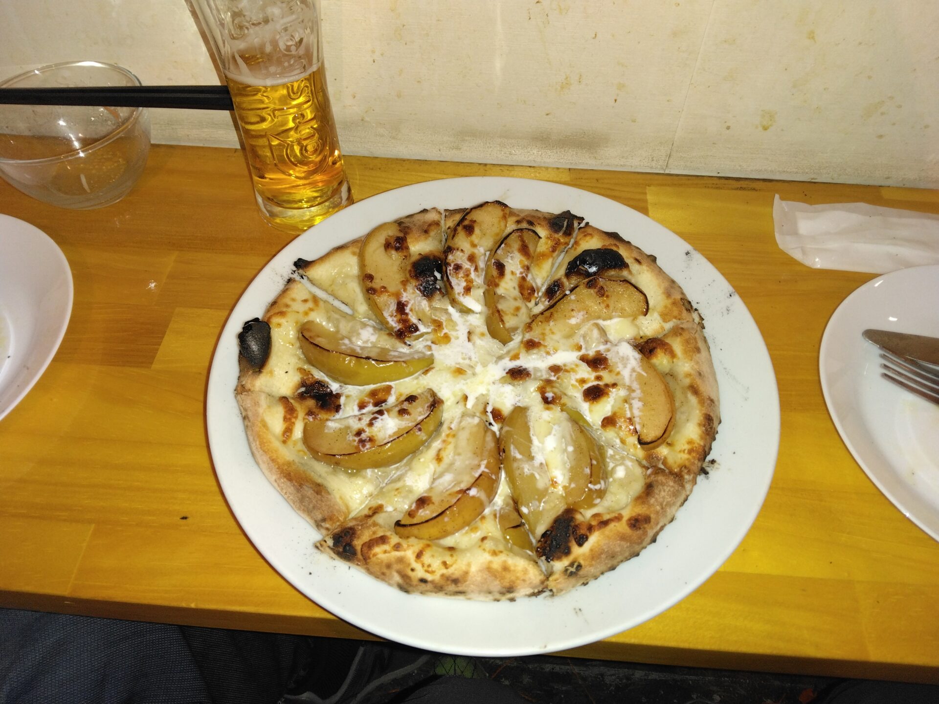 十条 美味しいピザ 十条の十条中通にある美味しいピザ屋さんの紹介です。泡 Awa de PIZZAさんです。リンゴのピザがとっても美味しかったです。