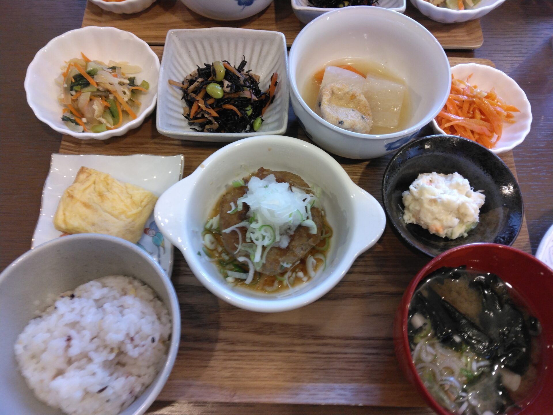 志村坂上　自由自在　美味しい家庭料理が食べられるカフェ＆ダイニングです。料理もコーヒーも美味しいので良い感じです。ランチ時は混みますよ。