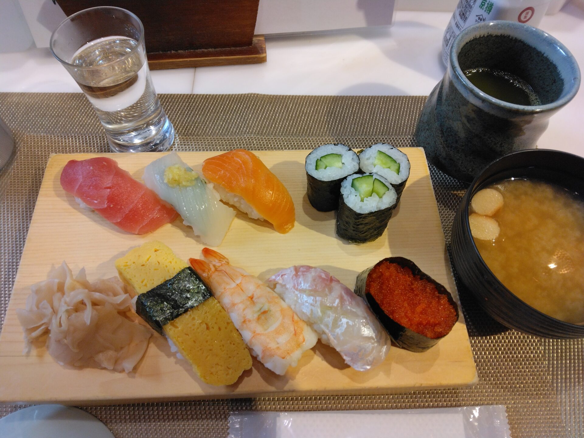 日暮里駅　お寿司　とコーヒー　日暮里駅構内で朝からお寿司と食後のコーヒーを頂きます。私らは京成本線とJR線の乗り換えのタイミングで利用しました。