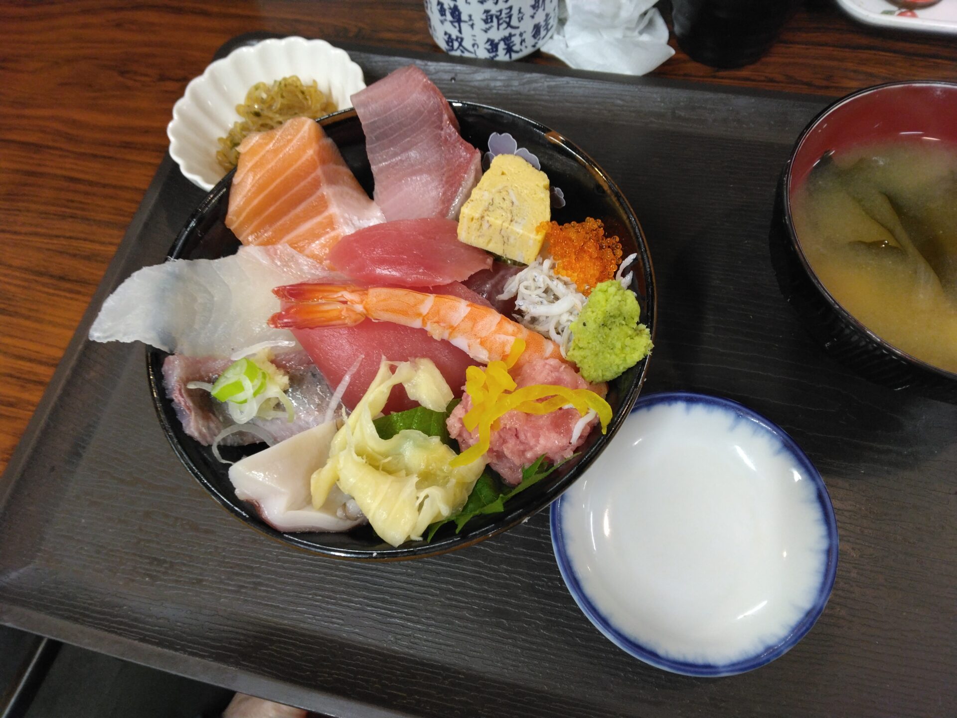 船橋市場 花のや 船橋市場で海鮮丼の朝ごはんです。今回花のやさんの2種類ある海鮮丼の海鮮丼と特上海鮮丼を注文してみました。