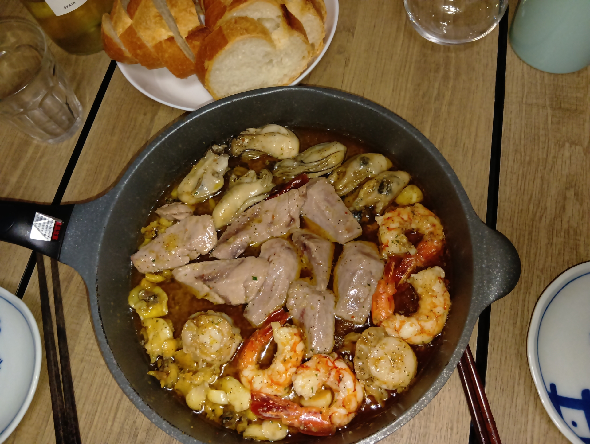 活気溢れる船橋市場を巡る週末デートです。戦利品で作るお洒落アヒージョレシピ公開します!簡単でとっても美味しく出来ました!