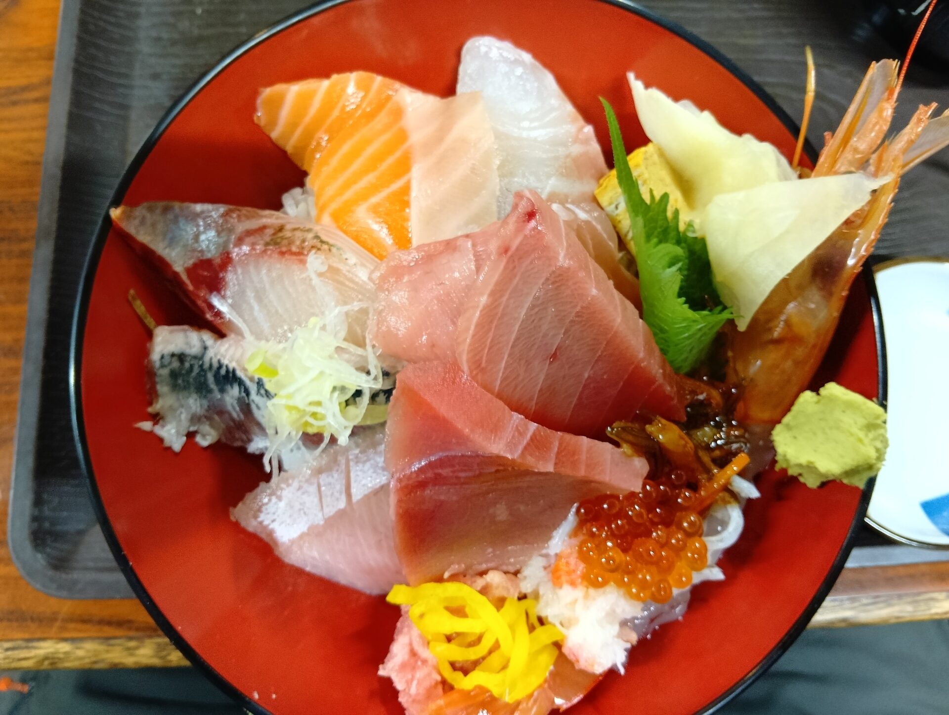 船橋市場で朝食を。花のやさんの特上海鮮丼とビーンズハウスさんの食後のコーヒー。