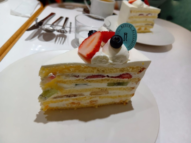 新宿ルミネで至福のティータイム。RITUEL CAFÉ（リチュエル カフェ）の層が美しい絶品ショートケーキに酔いしれるひととき 週末の新宿。
