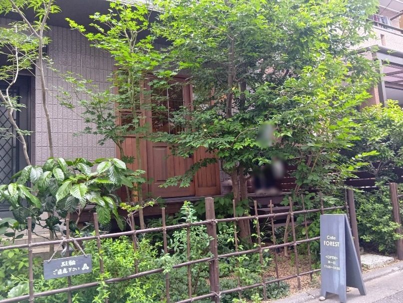 【隠れ家カフェ】週末デートで行きたい、木々に囲まれた「Cafe FOREST」で味わう極上パンケーキとクレープ